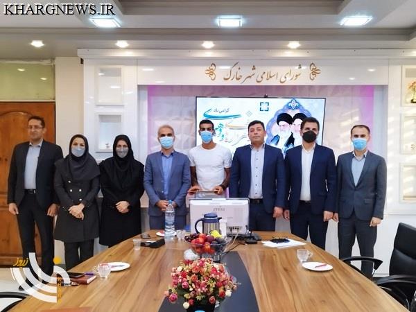 تقدیر اعضای شورای اسلامی شهر و شهردار خارگ از قهرمان ملی پوش هندبال ساحلی