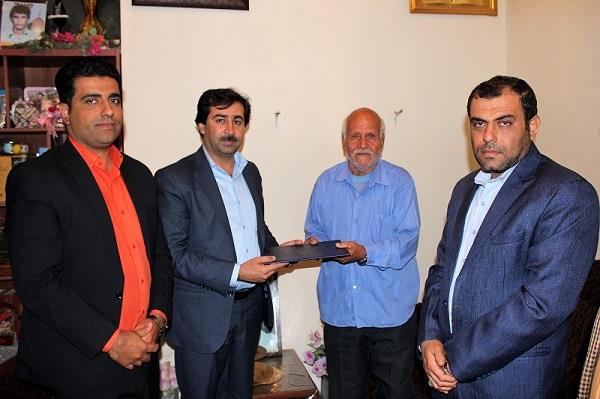 دیدار شهردار ، رئیس شورا و جمعی از کارکنان شهرداری با خانواده محترم شهدا و بازنشستگان شهرداری خارگ