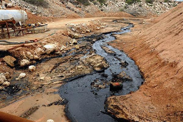 آلودگی نفتی تاسیسات گلخاری دراین شهرستان غیرمجاز دفن شده است