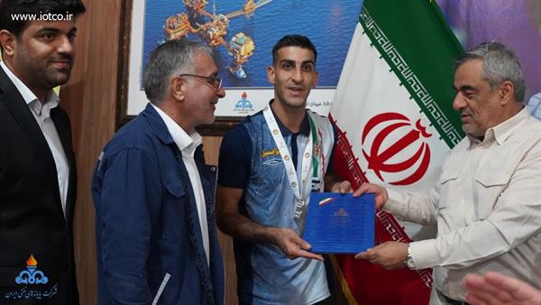 تجلیل مدیران صنعت نفت از افتخار آفرینی کارمند ورزشکار پایانه نفتی خارگ