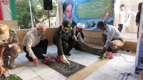 غبار روبی گلزار شهدا شهدای خارگ به مناسبت هفته دفاع مقدس برگزار شد