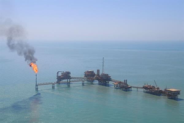 کاهش سوختن گازهای مشعل در مناطق عملیاتی نفت فلات قاره خارگ