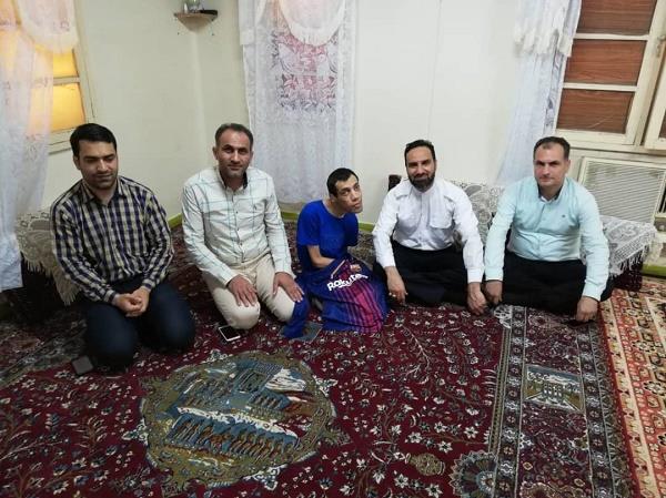 به مناسبت روز بیماران خاص و صعب العلاج از امید طاهری جوان معلول و ورزش دوست جزیره خارگ عیادت بعمل آمد